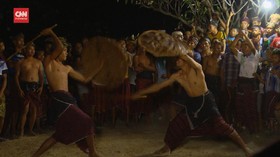 VIDEO: Tarung Rotan, Atraksi Maulid di Desa Bayan