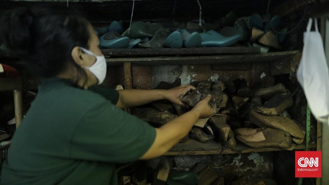 Konfederasi Serikat Pekerja Seluruh Indonesia mengungkap dua pabrik sepatu olah raga di Kabupaten Tangerang, Banten melakukan PHK terhadap ribuan pekerjanya.