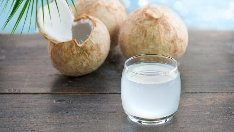 Air Kelapa Tua Punya Nutrisi Berlimpah