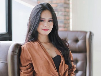 7 Potret Cantik Ulfi Damayanti, Putri yang Dirindukan Elly Sugigi
