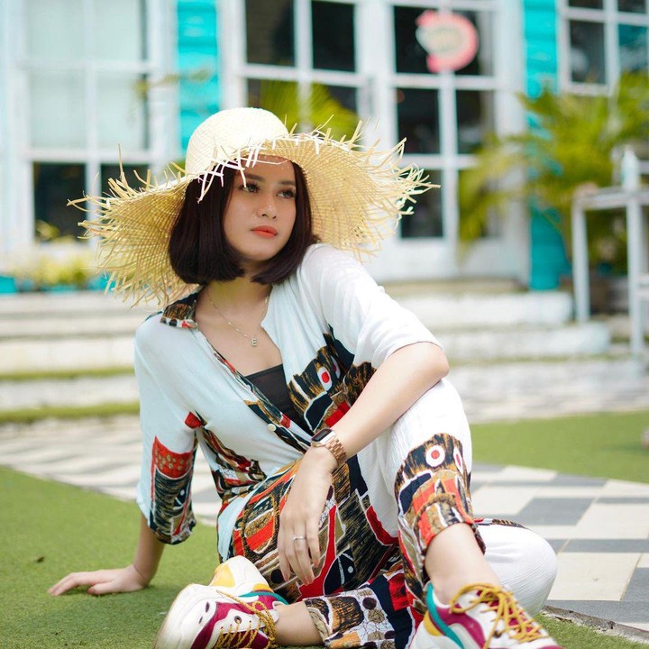 <p> Ulfi yang kini beranjak dewasa terlihat semakin cantik dan menawan ya. (Foto: Instagram @ulfidmy)</p>