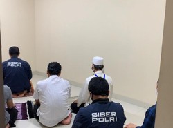 Video Gus Nur Salat Bareng Penyidik Bareskrim Saat Jeda Pemeriksaan