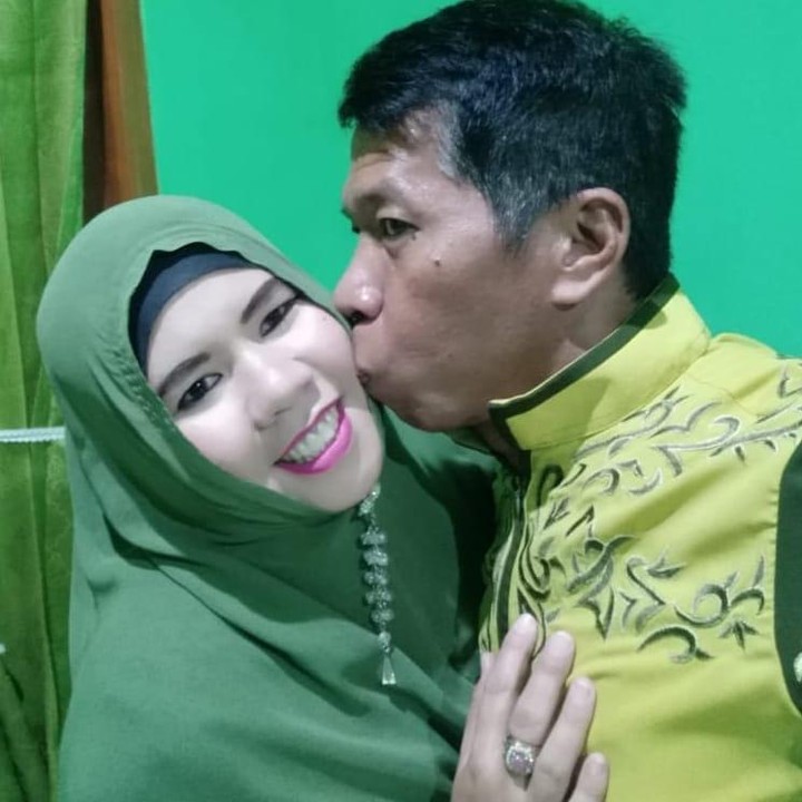 <p>Lepas dari Meggy, Rohimah tetap menunjukkan kesetiaannya pada Kiwil sebagai istri pertama. Ia tidak pergi dan tetap berada di samping suaminya. (Foto: Instagram @rohimah_alli)</p>