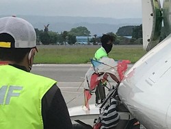 Duh! Layang-layang Nyangkut di Roda Pesawat