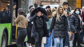 FOTO: Swedia Tetap Tolak Pakai Masker di Tengah Pandemi