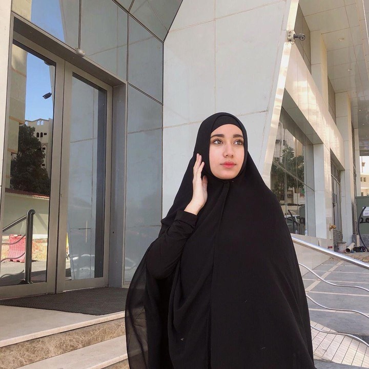 <p> Penampilan Chacha dengan hijab syar'i ini terlihat anggun sekali ya, Bunda. (Foto: Instagram @osnapitzcha)</p>