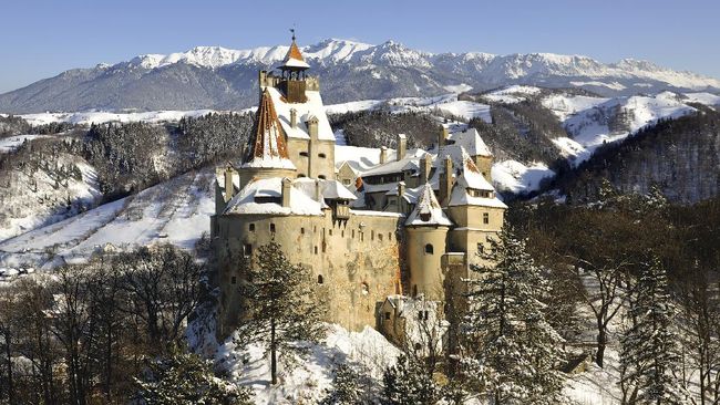 Kastil Drakula di Rumania menjadi lokasi vaksinasi COVID-19. Tur wisata ke "ruang penyiksaan" bisa dinikmati pengunjung yang telah disuntik.