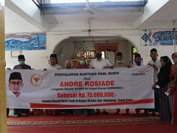 Keliling Tanah Datar, Andre Rosiade Bagi-bagi Bantuan