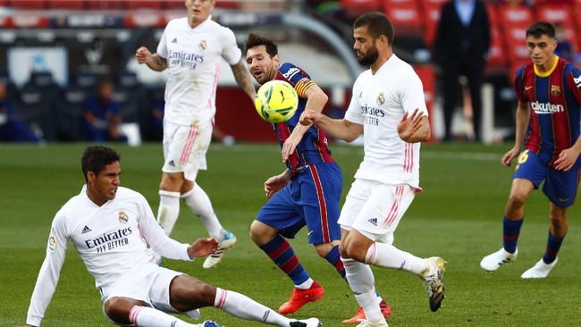 Real Madrid dan Barcelona biasanya selalu bersaing dalam berburu gelar tetapi kali ini dua tim raksasa Spanyol itu kompak gagal di Piala Super Spanyol.