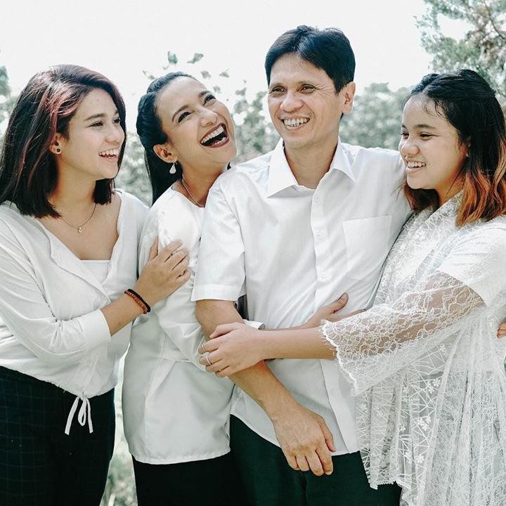 <p>Shahnaz Haque dan sang suami, Gilang Ramadhan, memiliki 3 orang anak. Salah satunya, Charlotte Fatima Haque Ramadhan yang menjadi atlet berkuda, Bunda. (Foto: Instagram @charlotteramadhan)</p>
