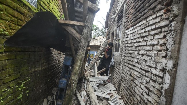 Puluhan rumah di Cilincing, Jakarta Utara, terdampak angin kencang yang menerjang pada Jumat (26/2) dini hari.
