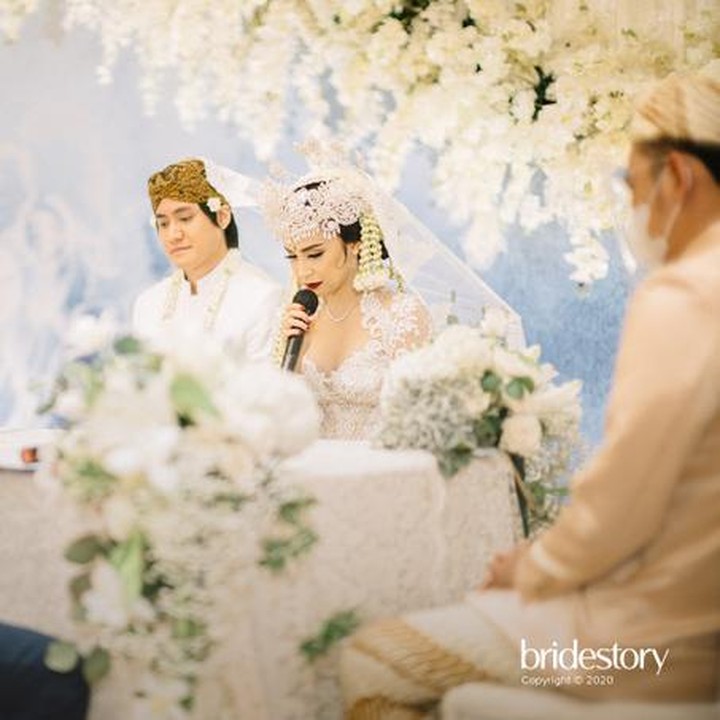 <p>Menggunakan adat Sunda, prosesi akad nikah Kevin Aprilio dan Vicy Melanie berjalan lancar. (Foto: Moire Photo/ Bridestory/ Dok. Instagram)</p>