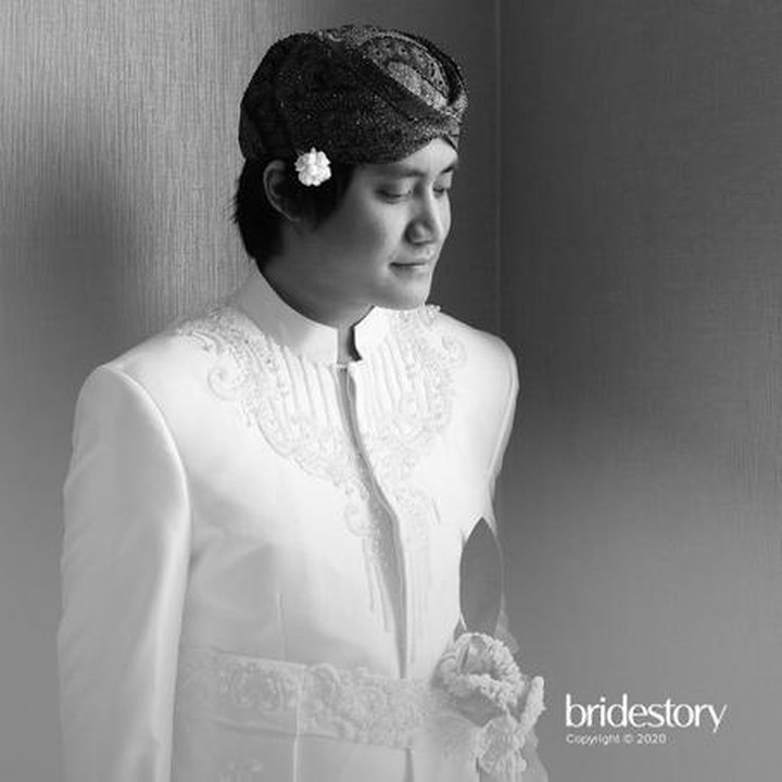 <p>Begitu pula dengan Kevin Aprilio yang tampak gagah dengan balutan beskap Sunda warna putih, senada dengan Vicy. (Foto: Moire Photo/ Bridestory/ Dok. Instagram)</p>