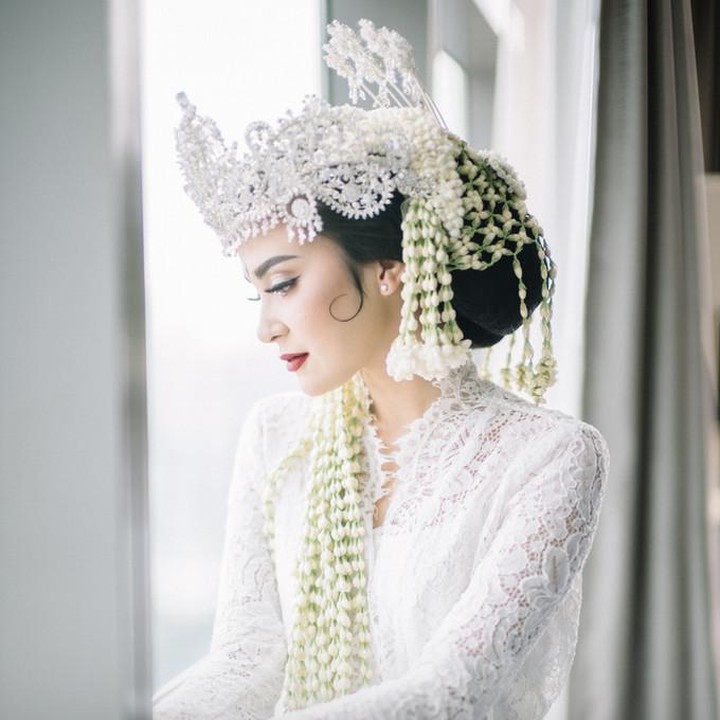 <p>Vicy Melani tampak cantik dengan siger Sunda di hari pernikahannya. Bikin pangling lho, Bunda. (Foto: Moire Photo/ Bridestory/ Dok. Instagram)</p>