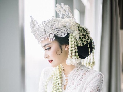 Dinikahi Kevin Aprilio, 7 Potret Vicy Melanie Pakai Siger Bikin Pangling