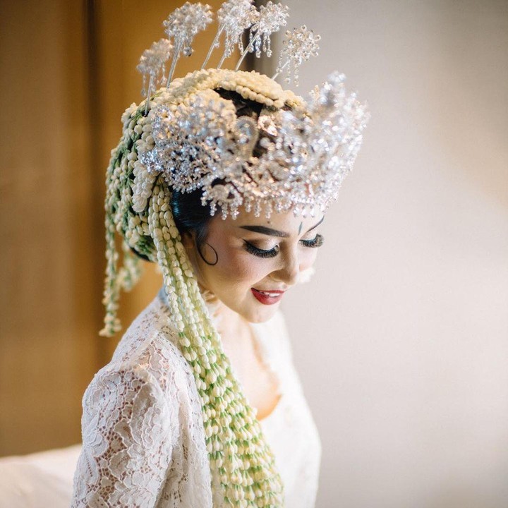 <p>Dengan nuansa putih, tubuh Vicy juga terlihat sempurna dengan balutan kebaya khas Sunda. (Foto: Bridestory/ Instagram)</p>