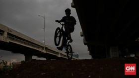 FOTO: Menjajal Pump Track di Kolong Tol Becakayu