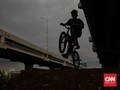 FOTO: Menjajal Pump Track di Kolong Tol Becakayu