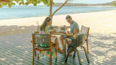 img-title Shandy Aulia Pamer Foto Ciuman Mesra Saat Dinner, Netizen Auto Jahil