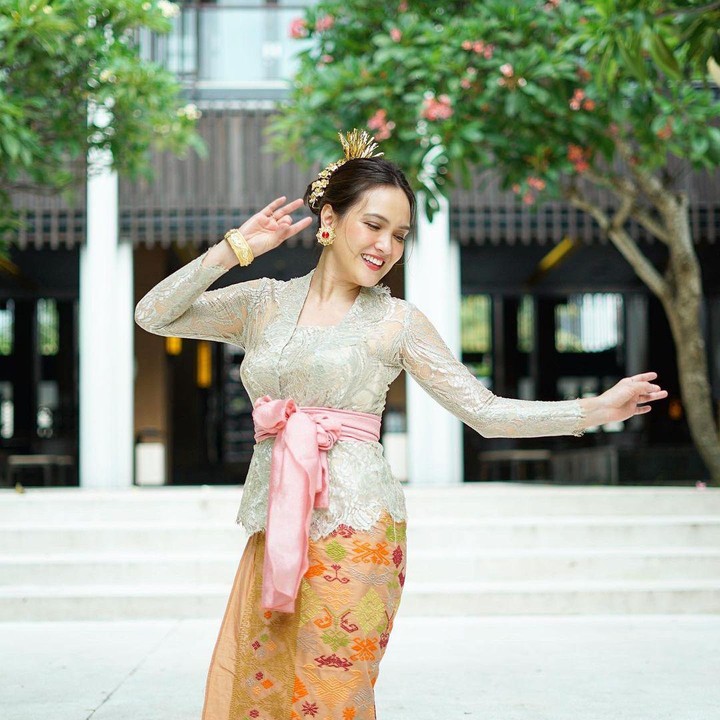 <p>Berbalut baju tradisional Bali ini, Shandy Aulia tampak makin cantik memesona ya, Bunda? (Foto: Instagram @shandyaulia)</p>