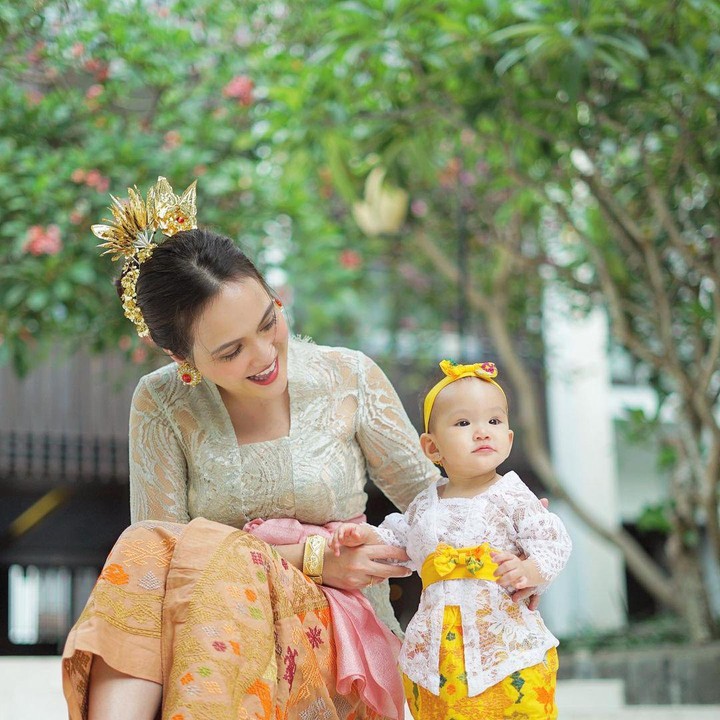 <p>Menambahkan aksen kuning sebagai bando di kepala, <em>baby</em> Claire jadi tambah menggemaskan, nih. (Foto: Instagram @shandyaulia)</p>