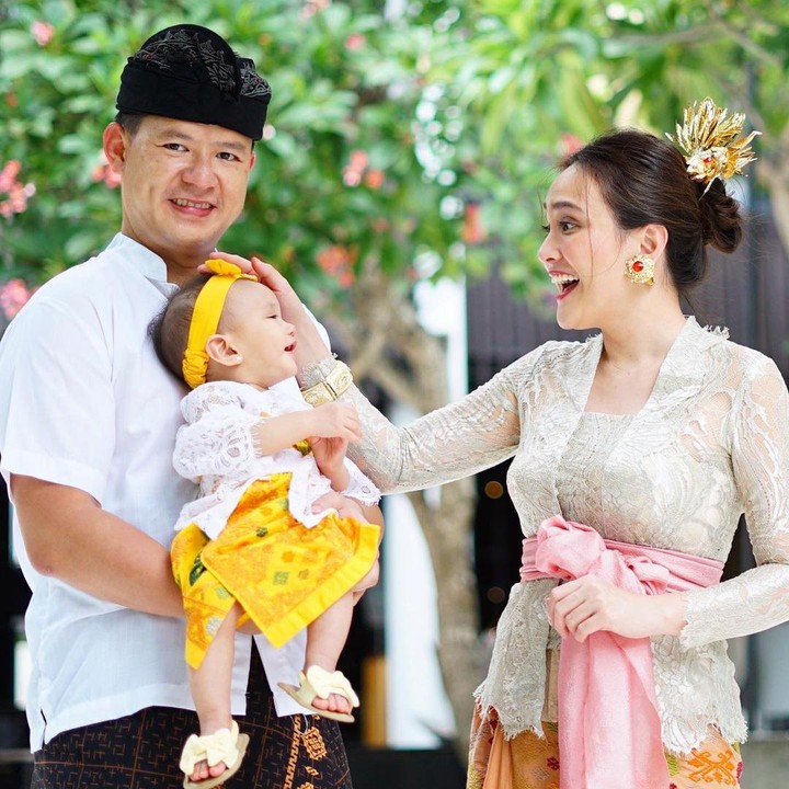 <p>Pada beberapa unggahan, Shandy Aulia dan keluarga tampak mengenakan pakaian adat Bali seperti ini, Bunda (Foto: Instagram @shandyaulia)</p>