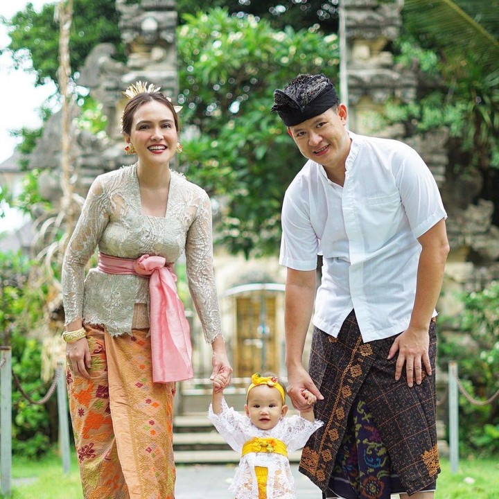 <p>Enggak cuma Shandy, sang suami dan <em>baby</em> Claire juga cocok banget dengan pakaian adat Bali ini. (Foto: Instagram @shandyaulia)</p>