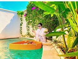 Via Vallen Begaya Seru Saat Nikmati Floating Breakfast