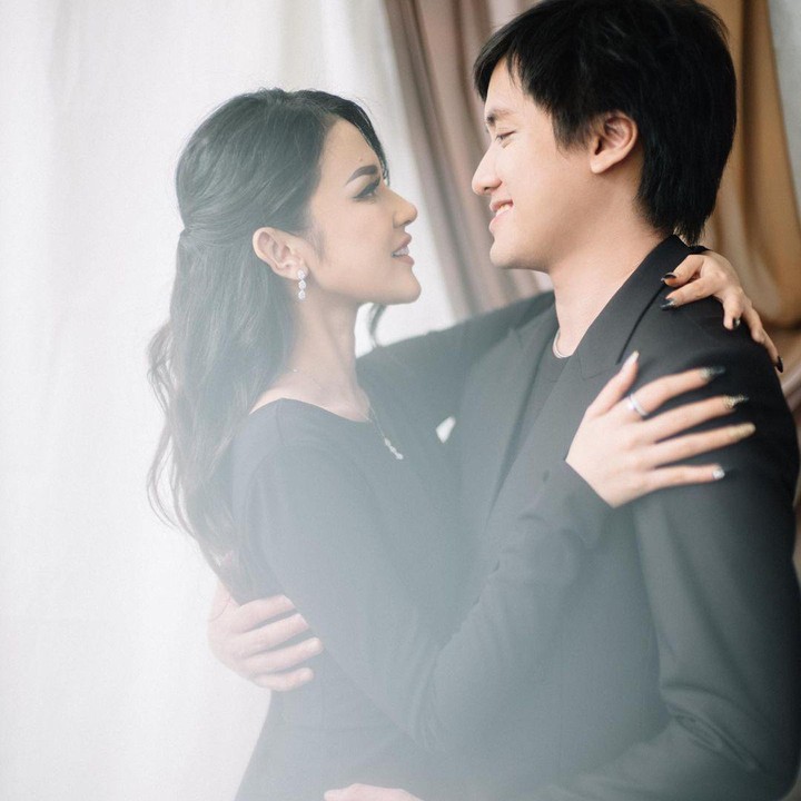 <p>Pasangan selebriti Kevin Aprilio dan Vicy Melanie resmi menikah pada hari ini, Minggu, 25 Oktober 2020. (Foto: Instagram @vicymelanie)</p>