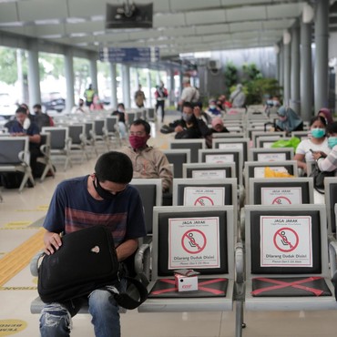 6 Foto Penerapan Protokol Kesehatan 3M di Stasiun Pasar Senen
