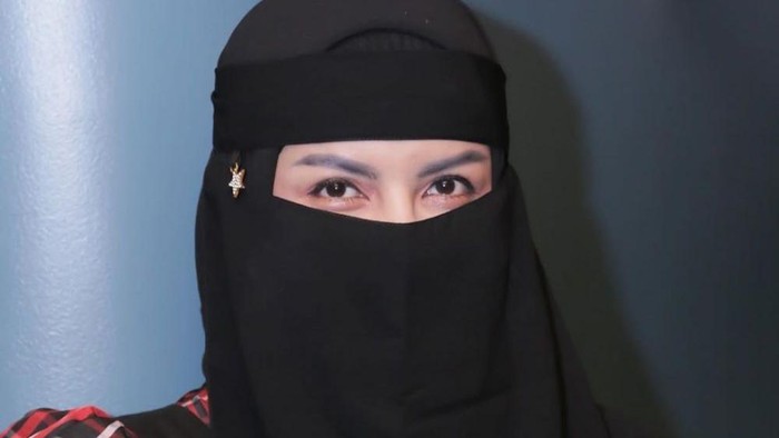 5 Artis Berikut Mantap Putuskan Pakai Cadar