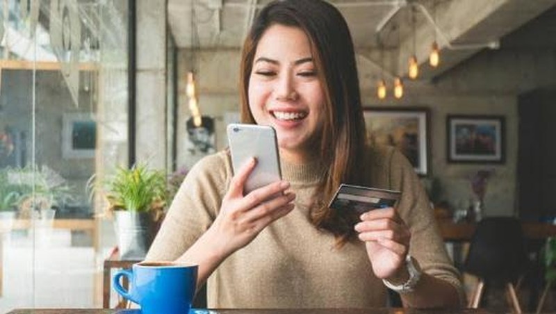 Di masa pandemi, Debit BCA Mastercard menawarkan transaksi online yang #dibikinsimpel. Yuk kenali fitur Debit Online.