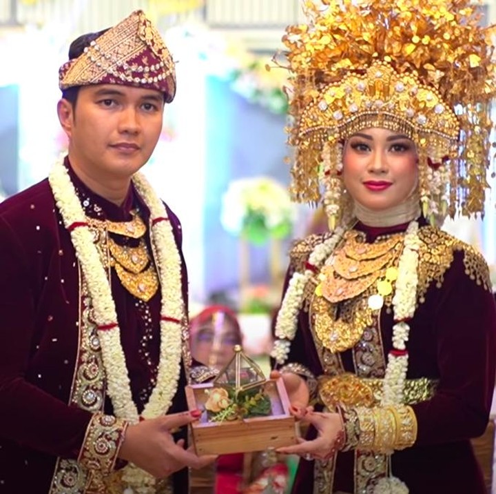 <p>Aldi Taher memberikan mas kawin berupa logam mulia seberat 50 gram pada Salsabillih, Bunda. (Foto: YouTube alditaher tv)</p>