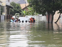 Alat Berat Diturunkan, Banjir Griya Cimanggu Indah Bogor Belum Juga Surut