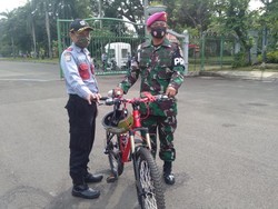 Rekaman CCTV Detik-detik Kolonel Marinir Dibegal Saat Gowes di Jakpus