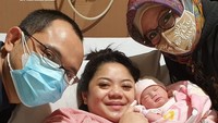 7 Foto Bahagia Cucu Soeharto, Danny Rukmana & Istri Dikaruniai Anak Pertama