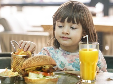 9 Bahaya Anak Keseringan Makan Fast Food, Akademisi Lemah hingga Depresi