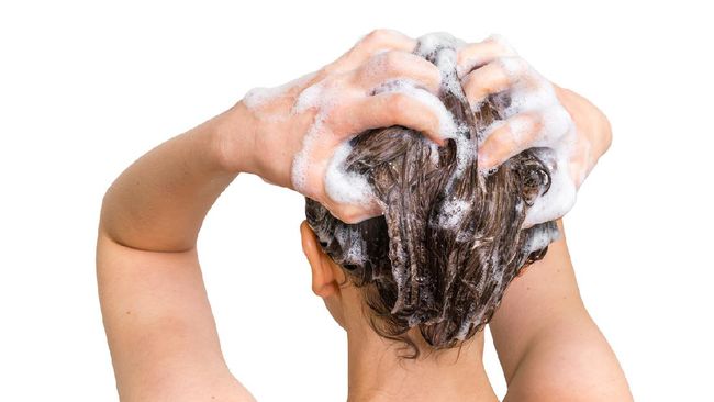 Seorang perempuan AS, Laura Ashley, mengaku tak pernah keramas dengan sampo selama 6 tahun. Alih-alih terlihat kusut, rambut Ashley justru terlihat ikal alami.