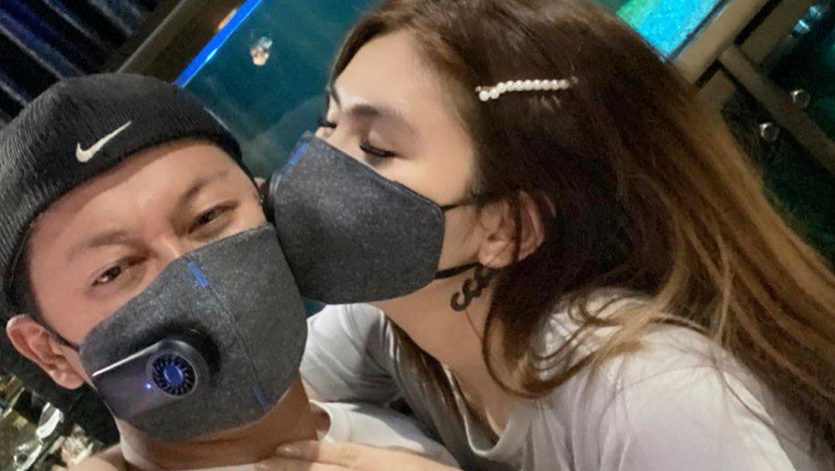 Kemesraan Angela Lee dan suami