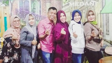 img-title Tampil Akrab, Rochimah Sudah Restui Pernikahan ke-3 Kiwil?