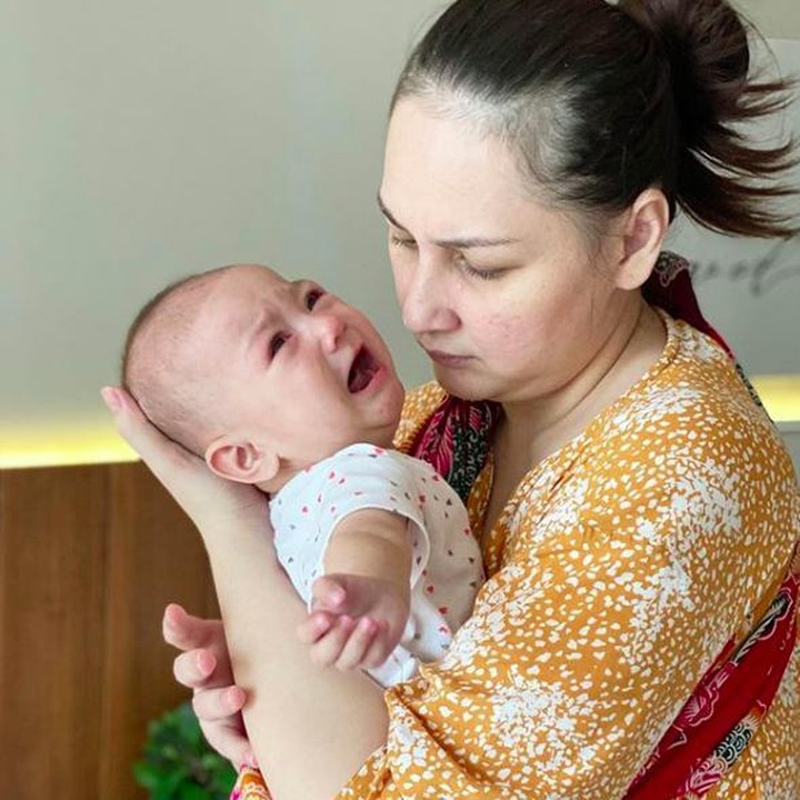 <p>Mona Ratuliu kini kerap mengunggah foto bersama anak bungsunya, Numa. Saat momong anak, Mona Ratuliu tak malu untuk memperlihatkan wajahnya tanpa make up alias bare face.</p>