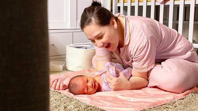 7 Foto Bare Face Mona Ratuliu Saat Momong Anak, Cantik Alami & Bikin