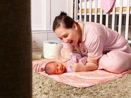 7 Foto Bare Face Mona Ratuliu Saat Momong Anak, Cantik Alami & Bikin Salfok