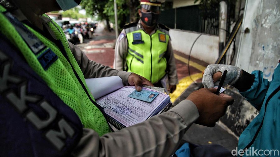 Petugas kepolisian melakukan Operasi Zebra 2020 di kawasan Sunter, Jakarta Utara, Senin (26/10).