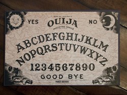 Pemburu Hantu Ingatkan Papan Ouija Bisa Panggil Hantu Beneran