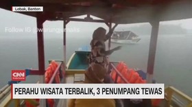 VIDEO: Perahu Wisata Terbalik, 3 Penumpang Tewas