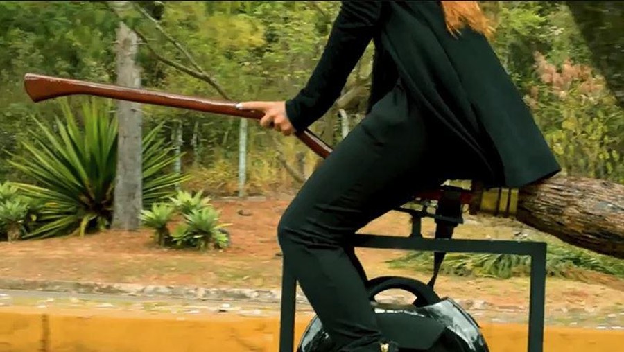 Ini merupakan aksesori untuk Unicycle jadi seperti sapu terbang.