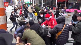 VIDEO: Massa Pro dan Kontra Trump Bentrok di New York