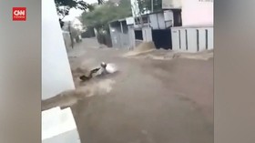 VIDEO: Arus Banjir Sebabkan Seorang Bocah Perempuan Tewas