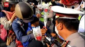 VIDEO: Selain Surat Tilang, Polisi Hadiahi Coklat dan Bunga